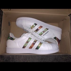 ***NEVER WORN*** ADIDAS SUPERSTARS KIDS SIZE 7